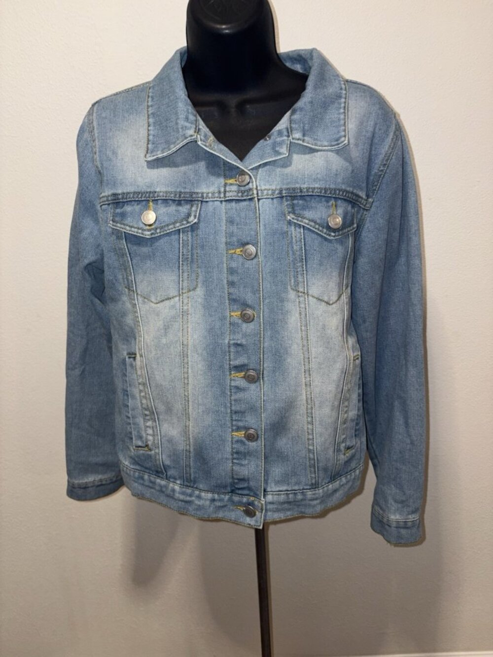 Active USA  Women Medium  Classic Denim Trucker Jacket Button Front